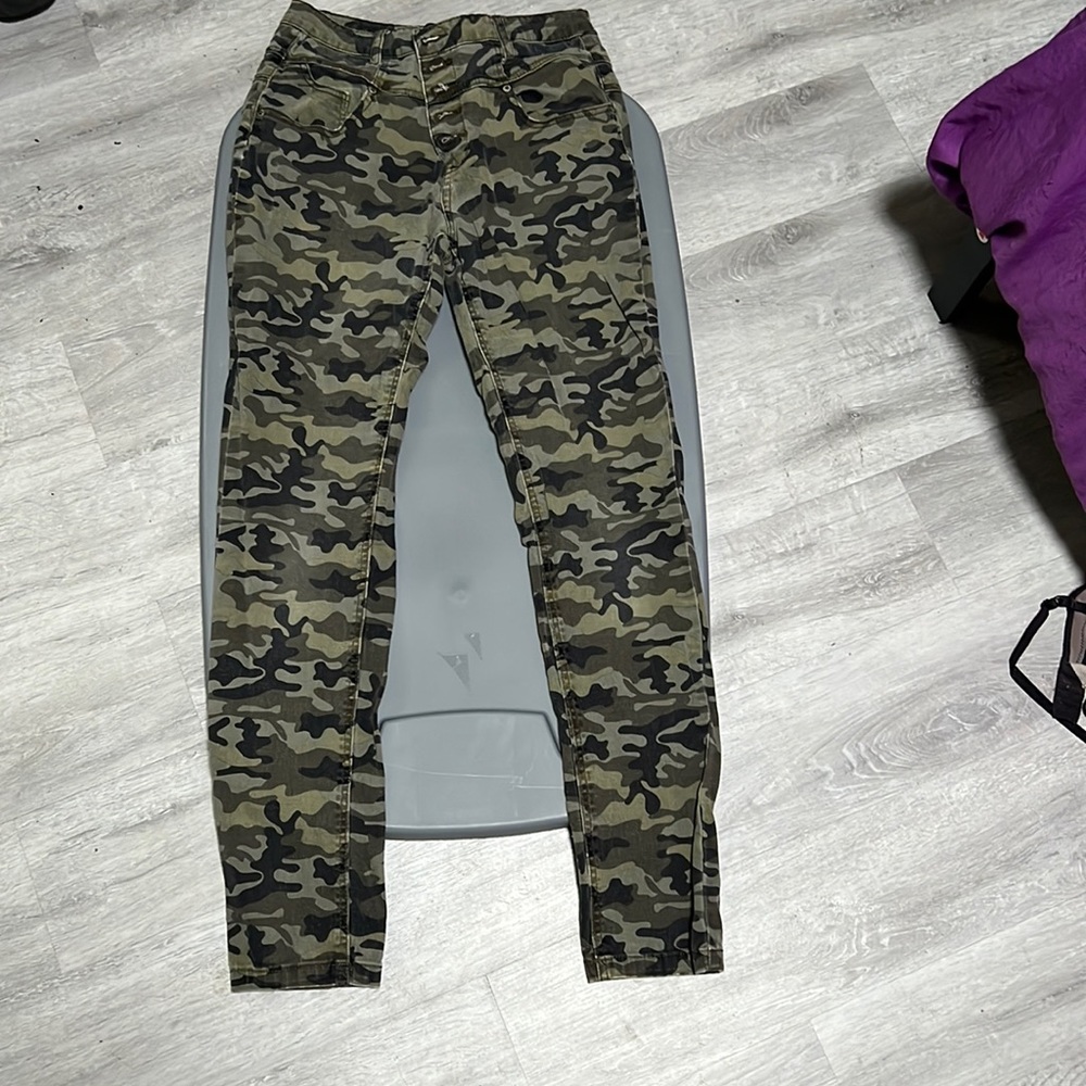 Camo print high waisted jeans. Skinny leg. 11.